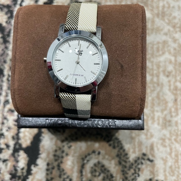BURBERRY WATCH (10/10) - Picture 1 of 7